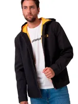 Chaqueta negra de lona con capucha, cierre frontal completo y forro interior en color amarillo. Presenta el logo de la marca en un parche rectangular en el pecho.