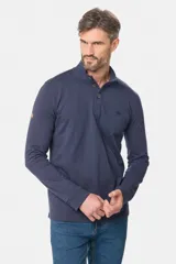 Remera de manga larga tipo buzo liviano, confeccionada en tejido jersey color gris melange. Presenta cuello mao con tapeta de tres botones y puños en rib.