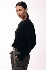 Sweater de tejido de punto con panel frontal calado de diseño floral y mangas largas lisas. Presenta cuello redondo con terminación acanalada.