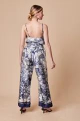 Pantalón palazzo estampado en tonos blanco y azul, con cintura elastizada y cordón ajustable.