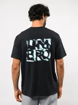 Remera de manga corta color blanco, con cuello redondo y logo de la marca estampado en color verde en el pecho.