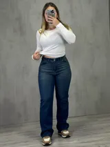 Pantalón de jean azul oscuro, corte wide leg, tiro alto y cinco bolsillos.