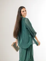 Kimono corto de seda italiana color verde inglés, con mangas 3/4 y detalles de paillettes brillantes en la solapa y los puños.