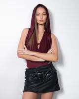 Body manga sisa color borgoña con capucha y abertura en el pecho.