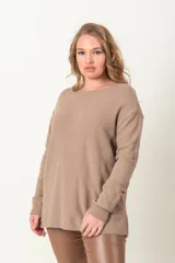 Sweater tejido de punto arroz color beige, con cuello redondo y detalle en el lateral.