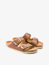 Sandalias Birkenstock Arizona con hebillas grandes, color marrón cuero engrasado y plantilla regular.