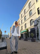 Pantalón de corte recto con estampado de cuadros vichy en blanco y negro, con cintura elástica.