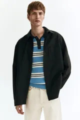 Camisa en sarga suave de mezcla de lyocell y algodón, color verde oscuro, con cuello inglés, bolsillo superior abierto, botones al frente y mangas largas con puños abotonados.