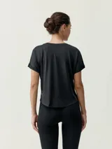 Remera deportiva de manga corta color negro, con cuello redondo y diseño holgado. Cuenta con estampa frontal con el nombre de la marca en color blanco.