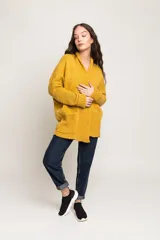 Cárdigan mostaza de lana merino con mangas largas y bolsillos delanteros.