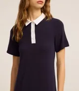 Vestido corto azul marino de rib de viscosa, con cuello polo blanco contrastante y mangas cortas.