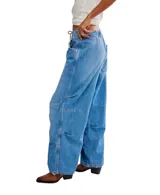 Jean de mezclilla azul claro, estilo cargo holgado con cordón ajustable en la cintura y paneles superpuestos en las rodillas.