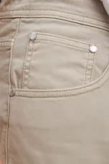 Bermuda de corte regular con diseño de cinco bolsillos, confeccionada en algodón con lavado. Presenta cierre frontal con botón y remaches metálicos en tono plata viejo.