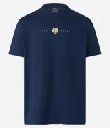 Remera masculina comfort de media malla, color azul marino, con cuello redondo y mangas cortas. Presenta una estampa frontal de un faro con el lettering "light house".