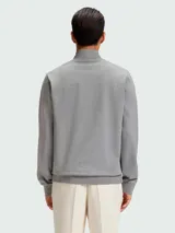 Buzo Boss modelo H-Stimmann de cuello alto con cierre frontal parcial, manga larga y puños acanalados.