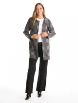 Cardigan largo de tejido con estampado de cuadros gales, marca Rio & Rian. Presenta cuello con solapa, mangas largas y diseño abierto sin botones.