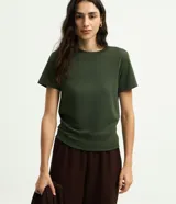 Remera básica de algodón color verde militar, con cuello redondo y mangas cortas, marca Blue Steel.