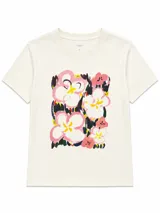 Remera color off-white con cuello redondo y manga corta, de corte clásico. Cuenta con un diseño gráfico central que incluye un cuadrado rojo, la palabra "Cherry" en tipografía cursiva roja, un dibujo de cerezas atadas con un lazo celeste y la frase "Ma chérie" en la parte inferior.