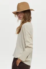 Sweater de punto con escote en V y mangas cortas, confeccionado con hilo metalizado con lurex, de calce cómodo y holgado.