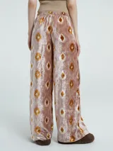 Pantalón palazzo de terciopelo verde esmeralda con efecto degradado a negro en la parte inferior.