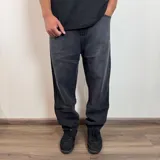 Jean de hombre color gris con efecto acid wash, de corte mom fit.