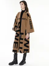 Tapado marrón con estampado de letras negras, de corte recto y mangas anchas.