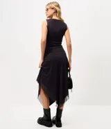 Vestido midi ajustado de tul con estampa abstracta, escote redondo, diseño drapeado y bajo asimétrico con puntas.