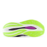 Championes de running New Balance Super Comp, color blanco con detalles en negro, naranja, fucsia y verde. Cuentan con entresuela FuelCell con tecnología Energy Arc y empeine de tejido de punto.