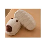 Pantuflas de peluche con diseño de capibara, color beige con detalles en marrón. Modelo sin talón con suela de goma antideslizante.