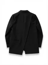 Blazer oversize negro de corte estructurado con solapa clásica, hombros marcados, mangas largas y cierre frontal de un botón.