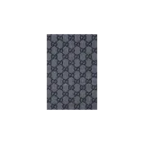 Bufanda Gucci de color gris con estampado integral del monograma GG entrelazado en tono más oscuro y terminaciones con flecos cortos en los extremos.