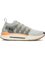 Championes Under Armour Phantom X, de color gris con detalles en naranja y suela blanca y negra. Presentan una estructura de soporte lateral semitransparente con el logo de la marca y cordones con detalles amarillos.