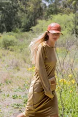 Vestido azul de terciopelo, largo hasta la rodilla, con mangas largas y corte ajustado.