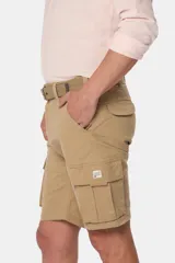 Bermuda cargo gris con cinturón, confeccionada en tejido de algodón con elasticidad, con bolsillos laterales y detalles en bolsillos traseros con solapa.