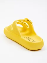 Sandalias amarillas de goma con plataforma de 4 cm y dos tiras con hebilla sobre el empeine.
