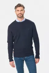 Buzo tejido de punto con escote redondo y textura estructurada. Diseño de manga larga con calce clásico.