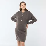 Vestido corto tejido de punto color marrón con cuello redondo y cierre parcial con botones. Ideal para lactancia.