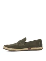 Mocasines de gamuza color verde militar, con suela revestida en yute trenzado y base de goma.