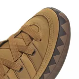 Championes Adidas modelo Adimatic, color marrón tostado con detalles en marrón oscuro. Presentan un diseño robusto de estilo skate con suela de goma dentada y las icónicas tres bandas laterales anchas.