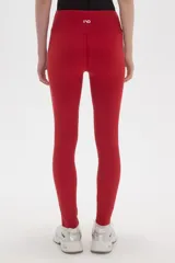 Calza deportiva de poliamida color rojo, de tiro alto y diseño ajustado al cuerpo.