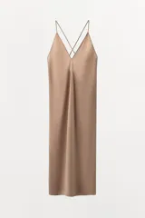 Vestido midi tipo lencero con escote en pico y tirantes finos ajustables que permiten diversas posiciones. Confeccionado en tejido satinado con caída fluida.