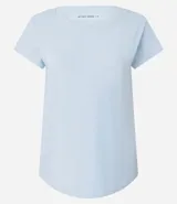 Remera deportiva celeste de microfibra texturizada, con mangas cortas y recortes en los laterales.