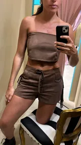 Top strapless marrón con costuras a la vista.