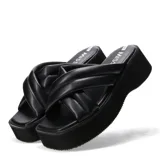 Sandalias negras con plataforma y tiras acolchadas cruzadas.