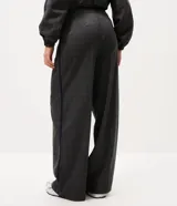 Pantalón de sastrería de corte recto y tiro medio, con estampa a cuadros en tonos de gris. Cuenta con cierre frontal discreto y detalles laterales contrastantes.