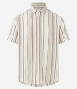 Camisa de hombre confeccionada en 100% algodón con textura, de manga corta y cuello inglés. Presenta un diseño de rayas verticales en tonos beige, blanco y marrón, con cierre frontal de botones.