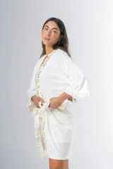 Bata kimono gris claro de algodón con volados en mangas y ruedo. Tiene mangas al codo y lazo de algodón para ajustar en la cintura.