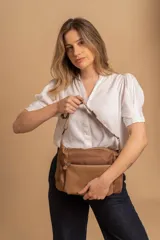 Bandolera de diseño práctico y moderno, confeccionada en una combinación de tela y cuero sintético. Cuenta con un compartimento principal con cierre, un bolsillo frontal con cierre y una correa regulable para llevar al hombro o cruzada.