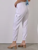 Pantalón jogger blanco de tencel con pretina ancha elastizada, lazo de ajuste, bolsillos delanteros y laterales, y puño elastizado en el ruedo.