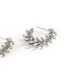 Par de aros tipo argolla plateados con diseño de hojas.